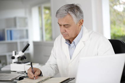 Un docteur en chemise blanche prend des notes