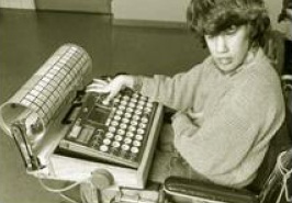 hector003 Un jeune homme utilise un grand clavier avec sa main droite