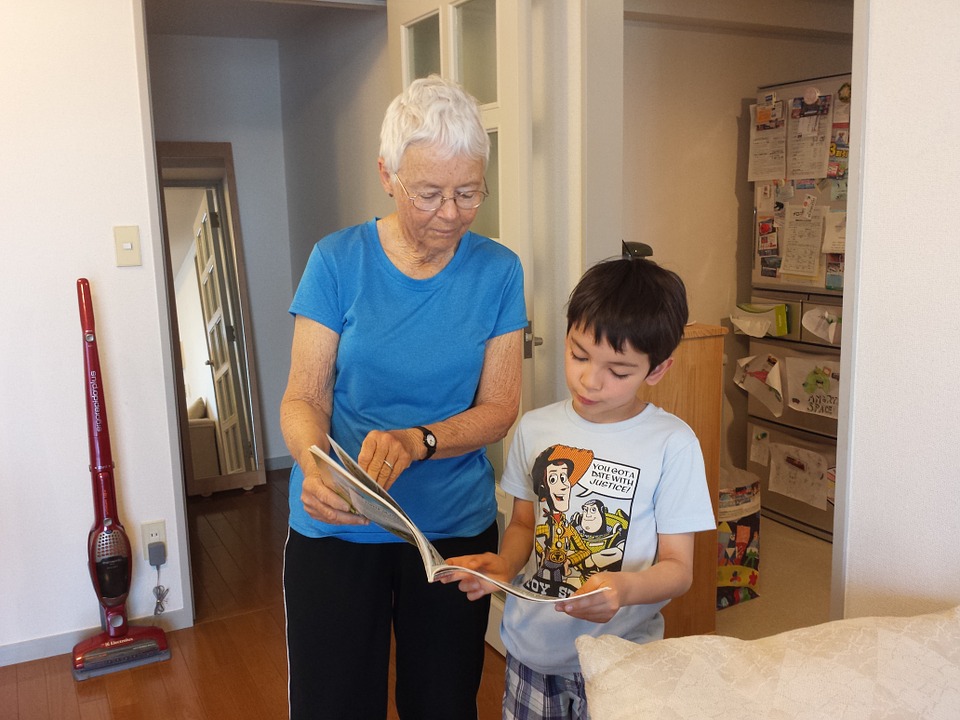 grandma-736004_960_720 une grand maman lit avec son petit fils