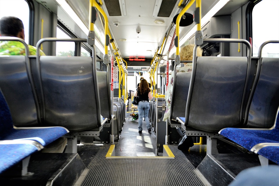 metro-bus-2825217_960_720 l'intérieur d'un bus public