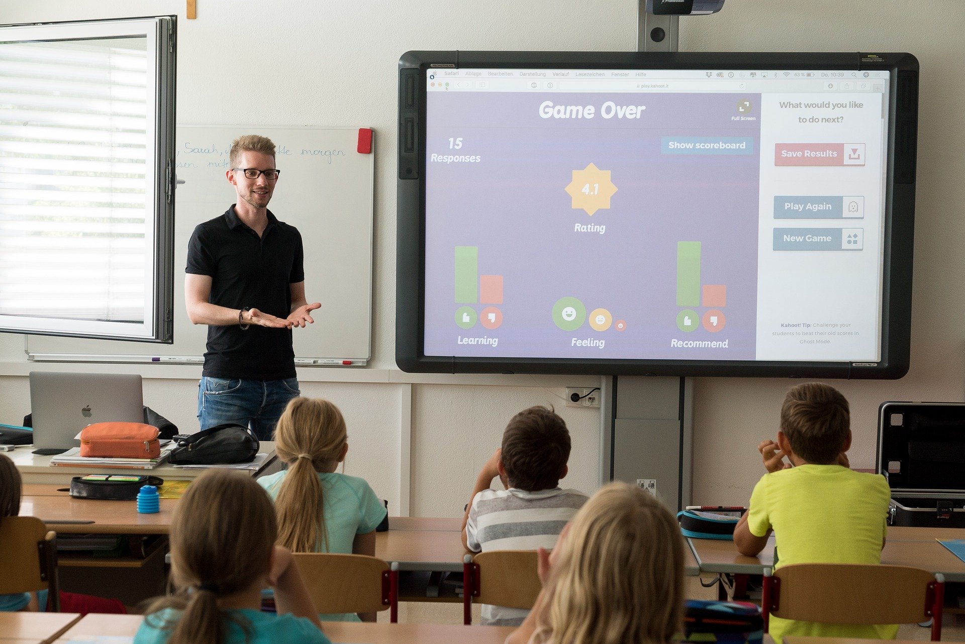 teacher-3765909_1920 un professeur devant une classe d'enfants