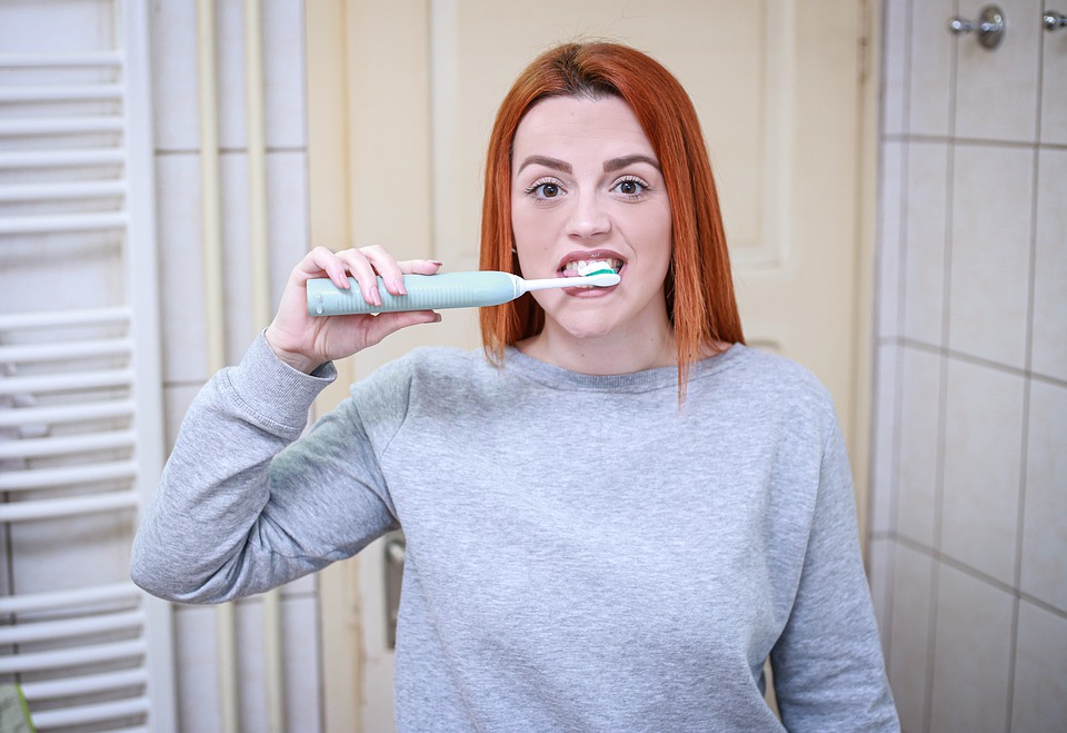teeth-4818757_960_720 une jeune femme se brosse les dents