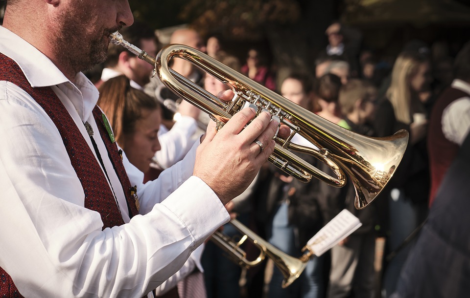 trumpet-4674800_960_720 un homme joue de la trompette dans une fanfare