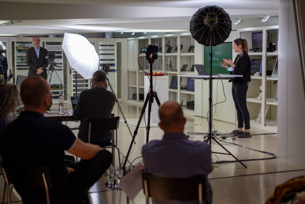 Die Konferenz wird live übertragen, mit einem Videofilm. Einige der Referenten und Referentinnen und Diskussionsteilnehmenden sind vor Ort