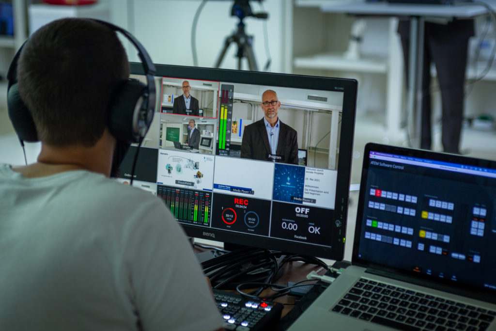 The videographer is in front of his computer and manages the different screens on which we see the shots simultaneously.