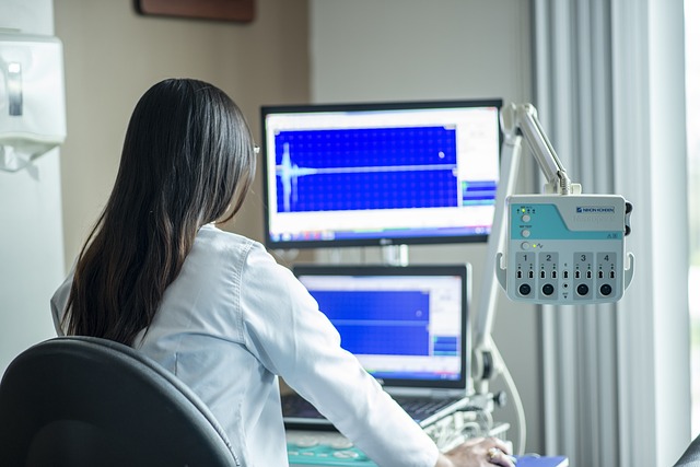 un médecin est devant un ordinateur