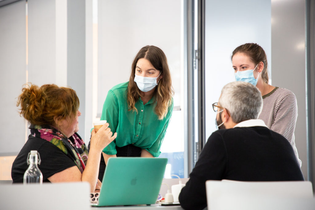 Des participants discutent de leur projet avec des intervenants