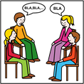 4 Personen sprechen miteinander. Die Personen sitzen im Kreis auf Stühlen.