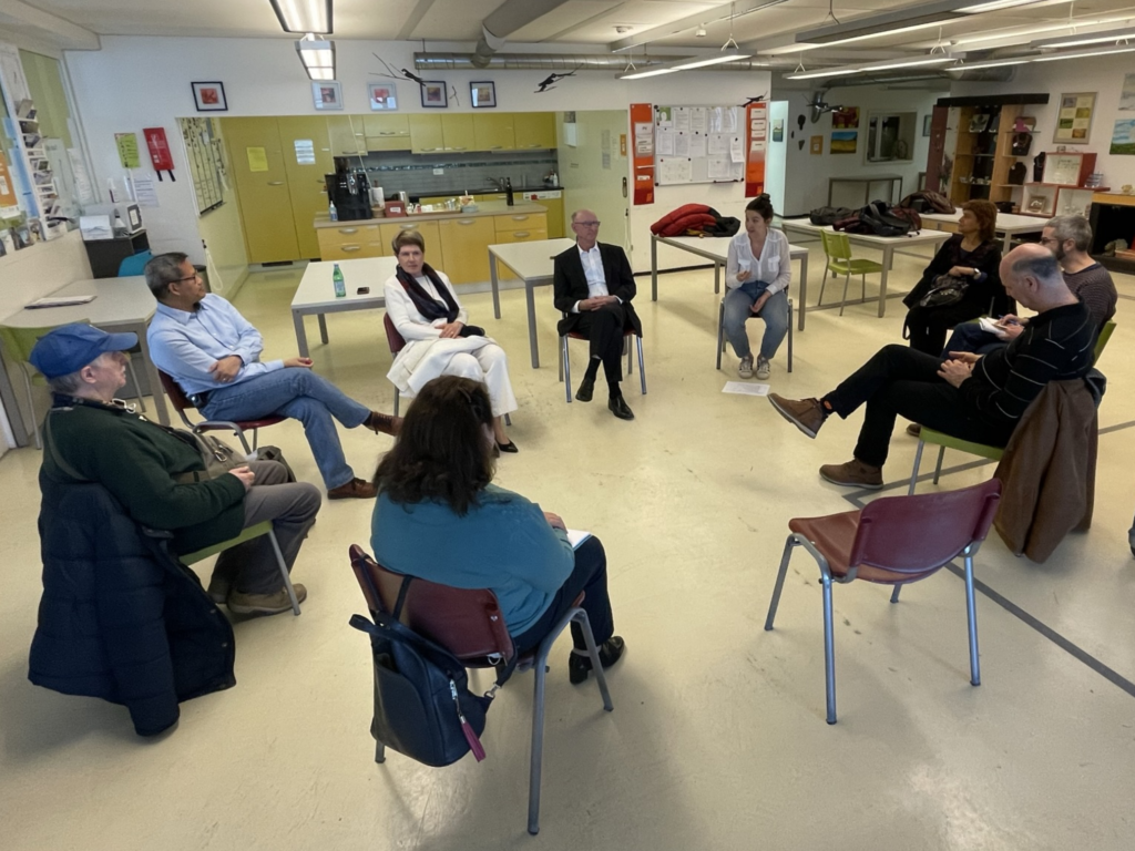 the group of participants sits in a circle and discusses