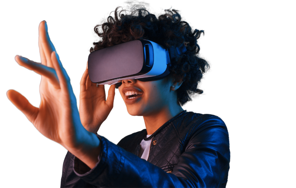 une femme porte un casque de réalité virtuelle devant les yeux
