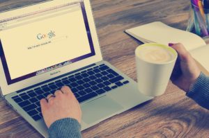 barriera acustica Un computer portatile è aperto e una persona sta facendo una ricerca su Google.
