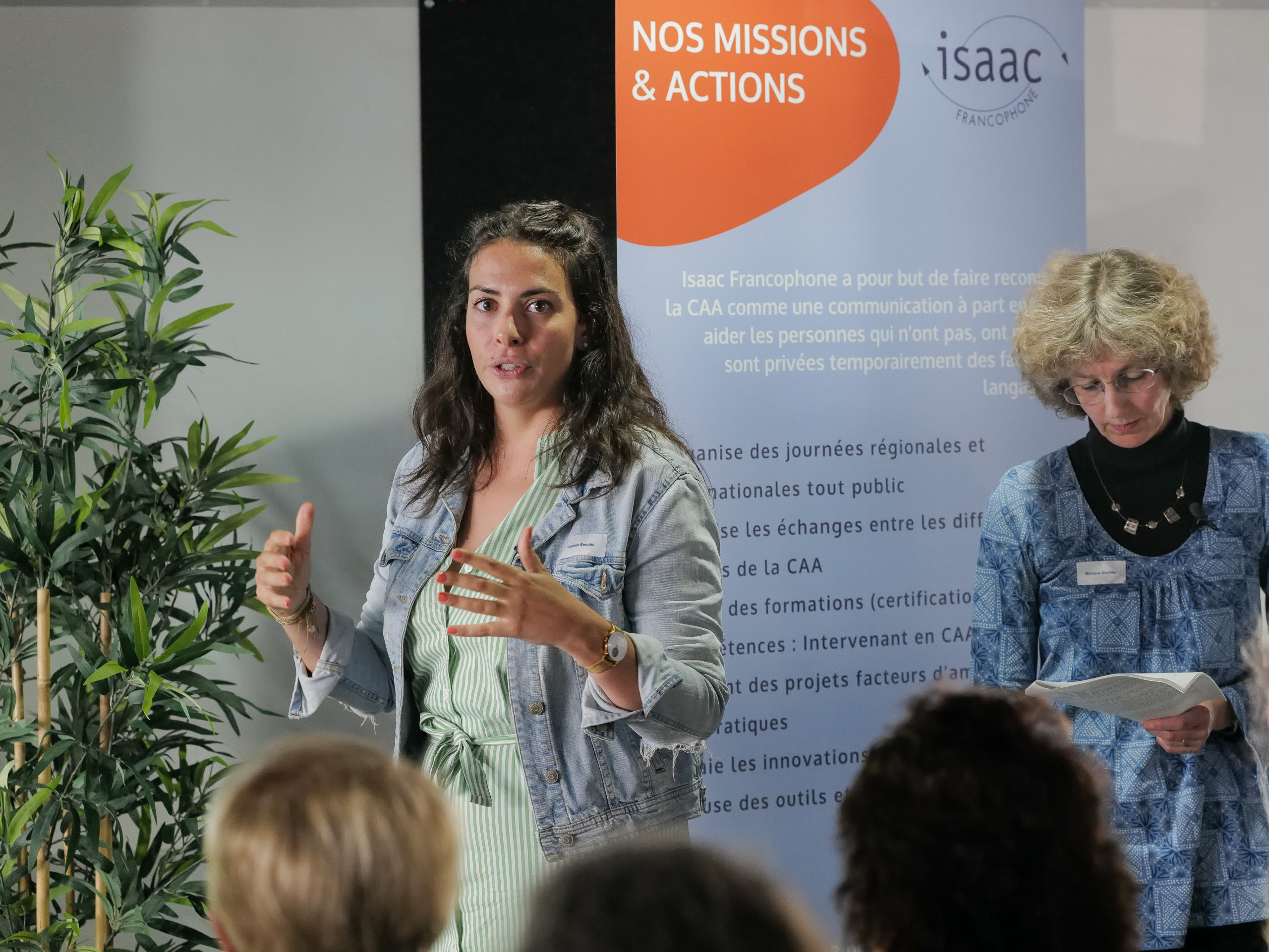 Sophie Benoist et Monique Mischler présentent le Soutien Gestuel VD dans le cadre de la conférence du jour.