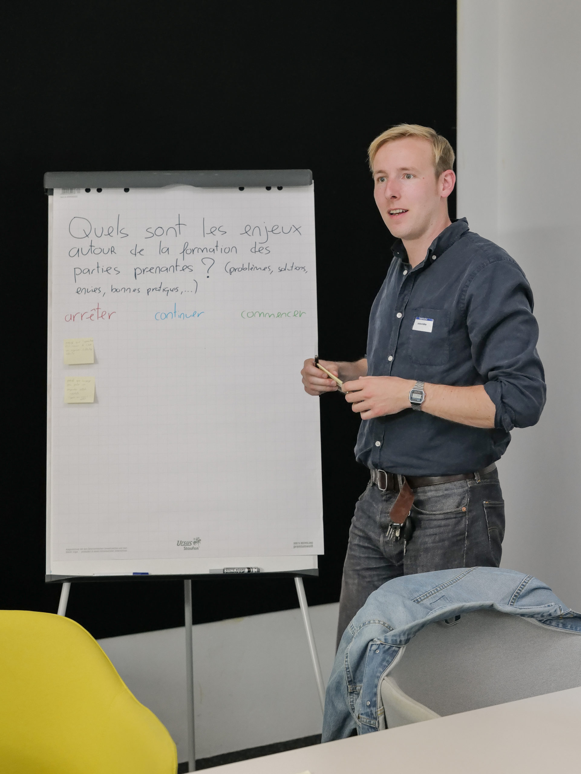 Jérôme, Mitglied des Innovationsteams Booster Technologie und Behinderung, stellt seine Gruppe im Ideationsworkshop vor.