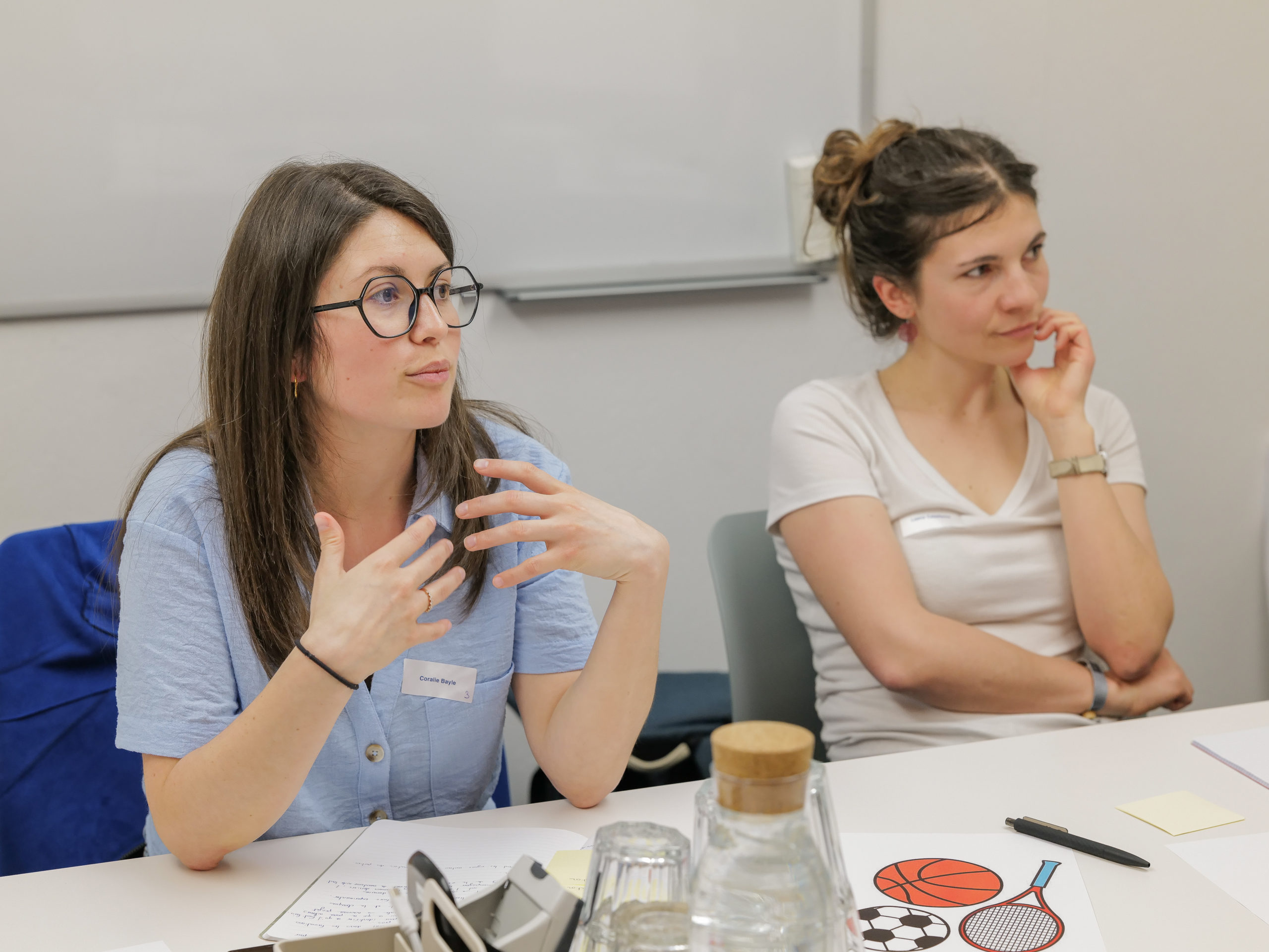 Zwei Teilnehmerinnen während des Ideenfindungs-Workshops. Die eine hört zu, während die andere ihre Idee mitteilt.