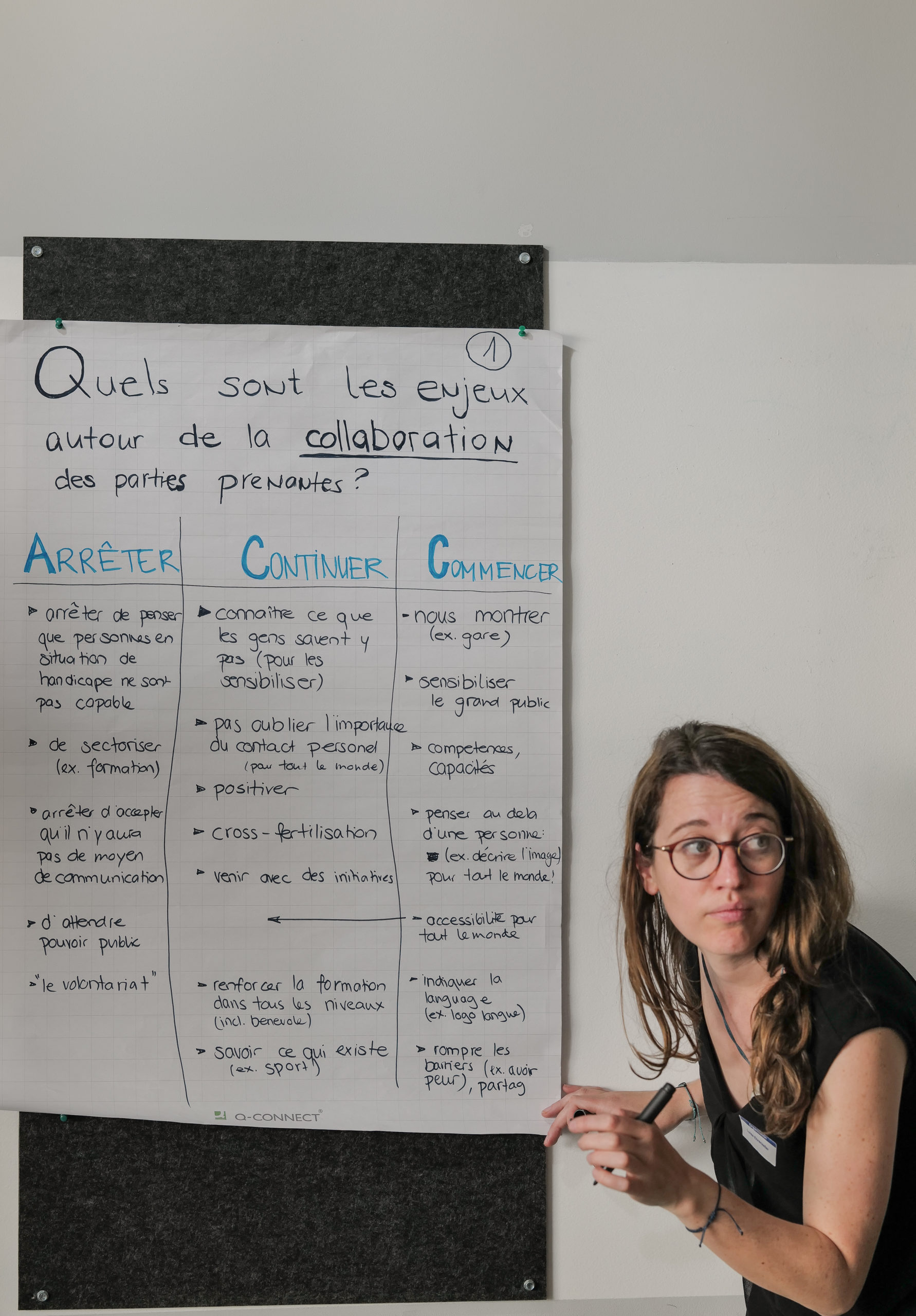 Luisa, membre de l'équipe du programme Innovation Booster Technologie et Handicap, prend des notes pendant l'atelier d'idéation.