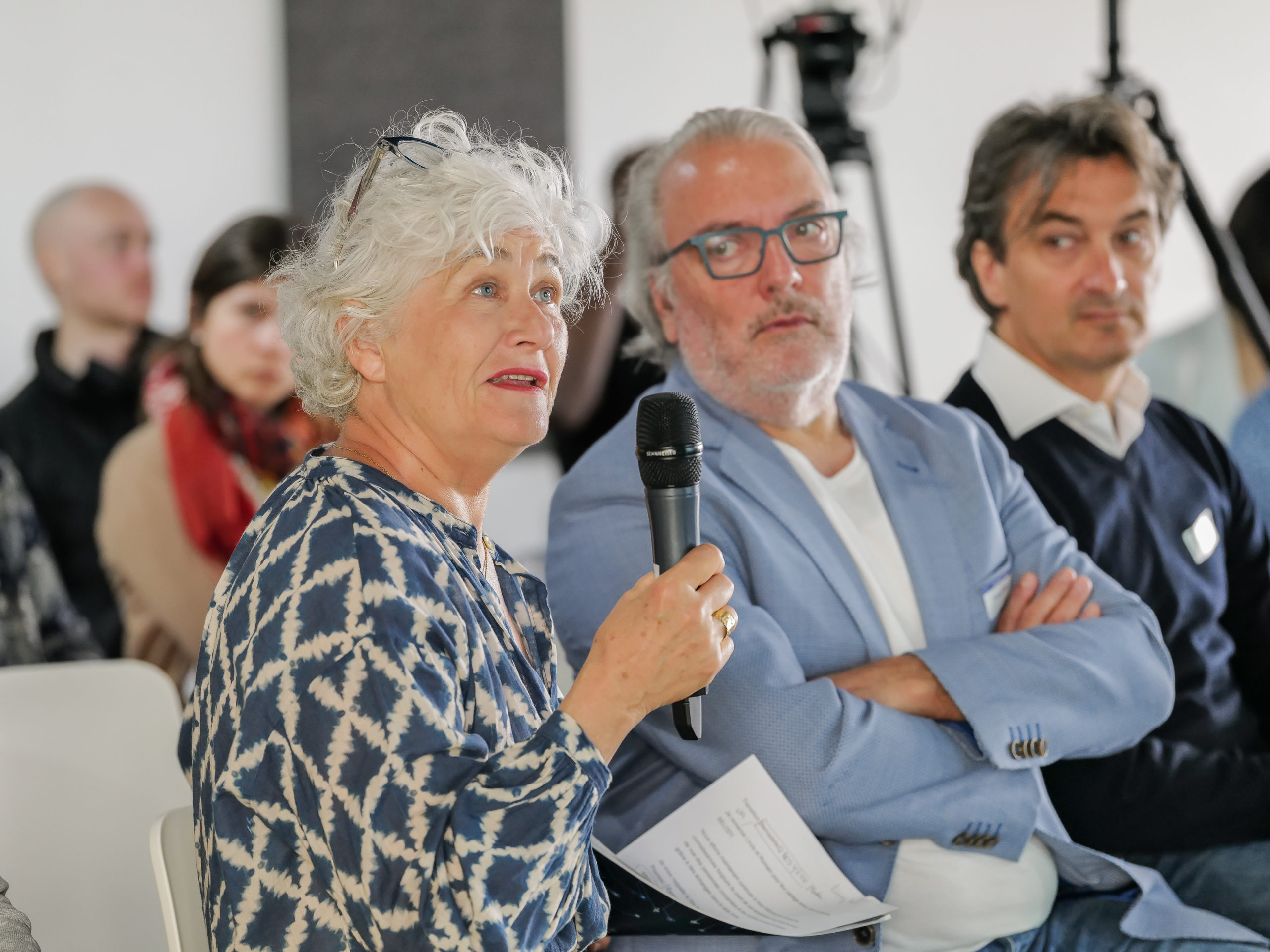 Bernadette Grosyeux, Mitglied des FRH-Rates, berichtet über den Wissenstransfer. Auf dem Foto sind auch Ratsmitglied Donato Mottini und Samuel Chardon, Mitglied der FRH-Expertenkommission, zu sehen.