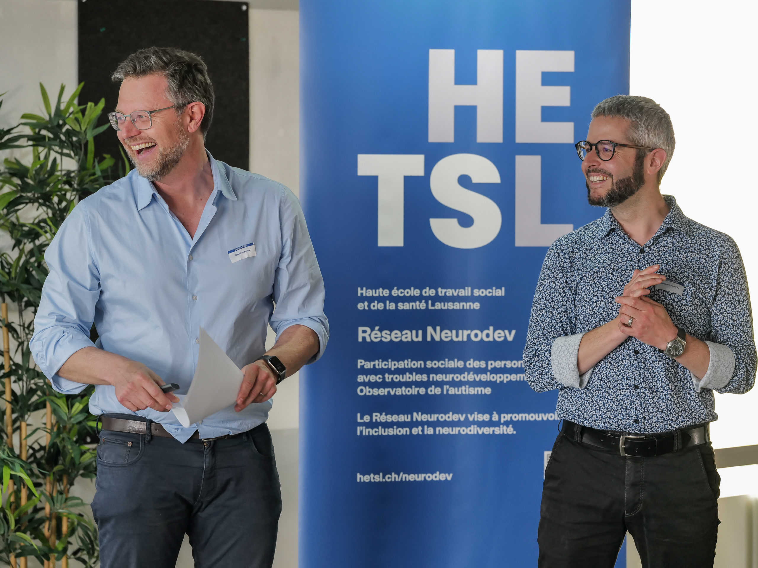 David Pecoraro, président du Conseil de Fondation, et Benjamin Nanchen, manager du programme Innovation Booster Technologie et Handicap réagissent en souriant à l'intervention d'une participante.