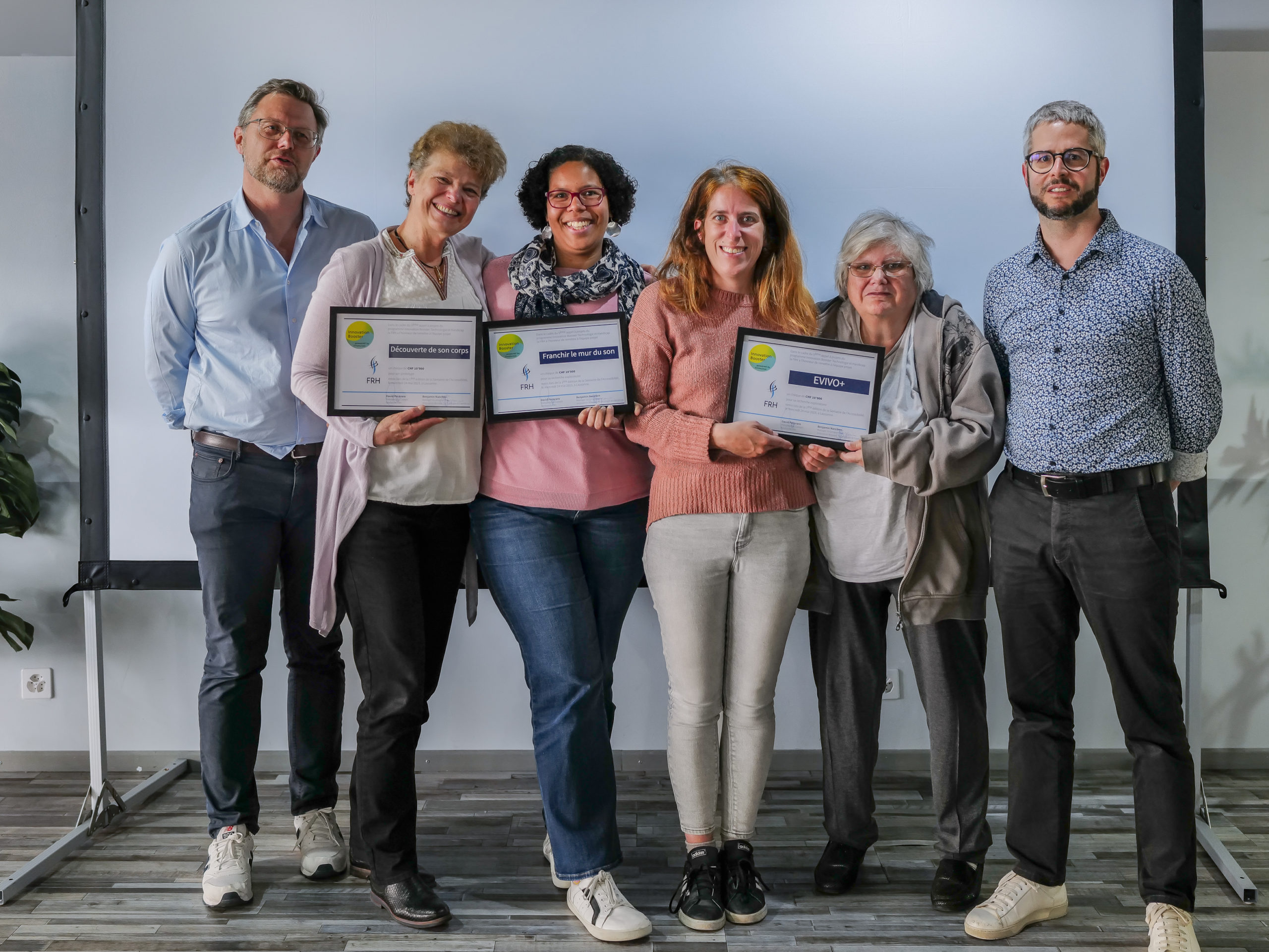 Benjamin Nanchen und David Pecoraro mit den Gewinnerinnen des 5. Projektaufrufs des Programms Innovation Booster Technologie und Behinderung.